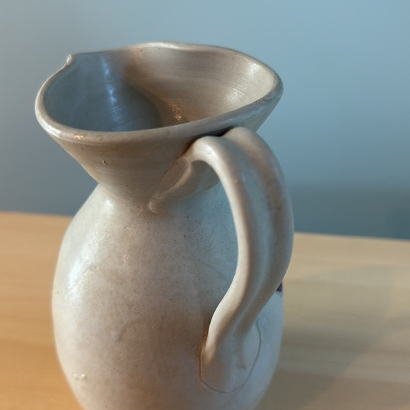 Vintage Williamsburg Pottery Salt Glaze Pitcher with Cobalt Blue Flower Design - Picture 4 of 8